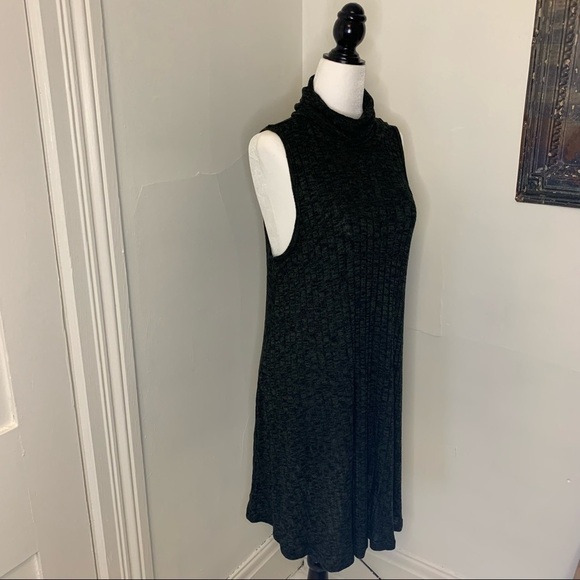 GREEN Turtleneck Dress - Picture 4 of 5